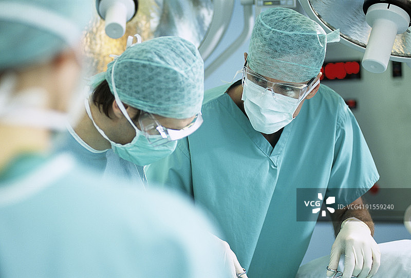 实习外科医生观摩手术过程图片素材