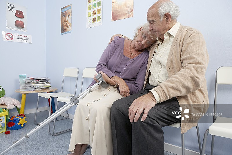 一对老夫妇坐在医院的椅子上图片素材