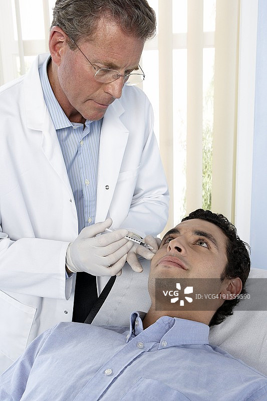 医生给男子注射神经毒素图片素材