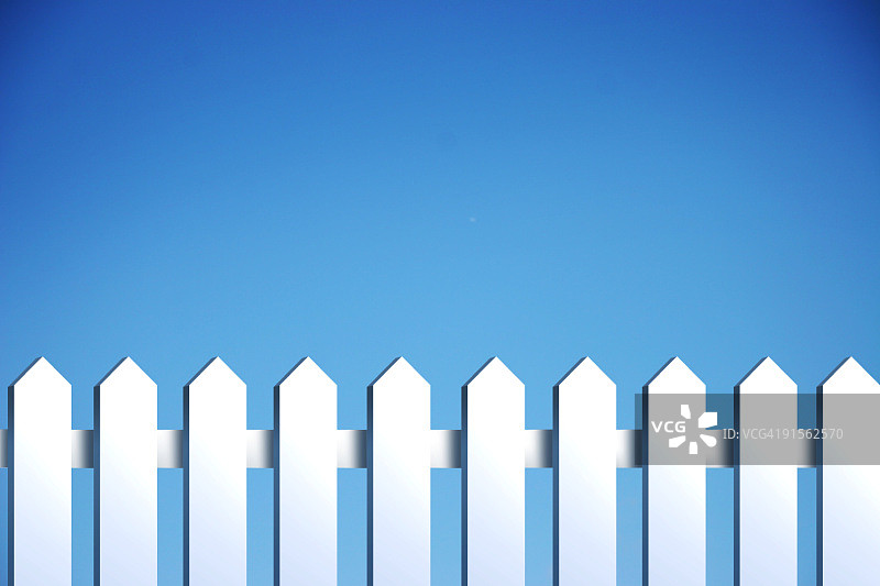 蓝色天空下的栅栏图片素材