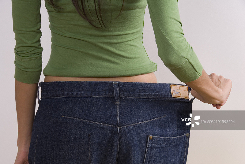 穿着宽松牛仔裤的女人图片素材
