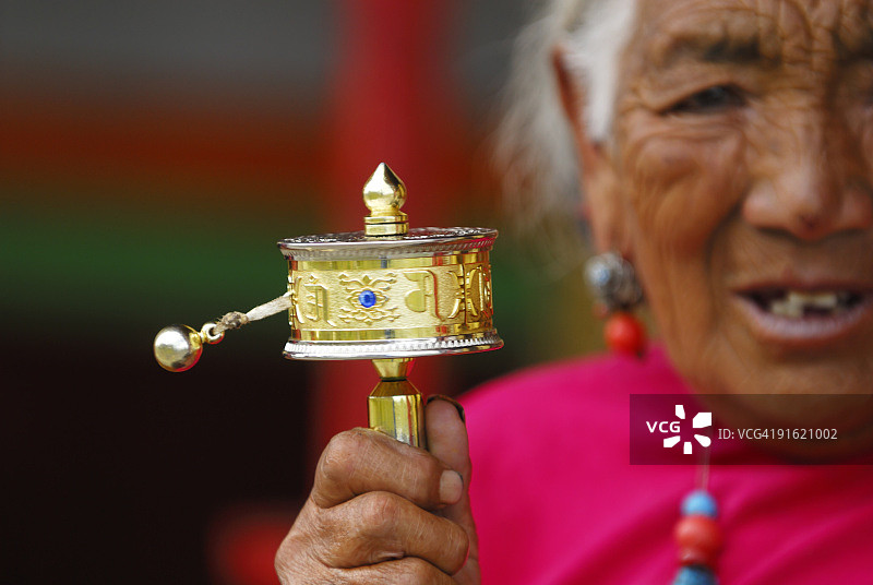 转经筒和年长的藏族群众面孔图片素材