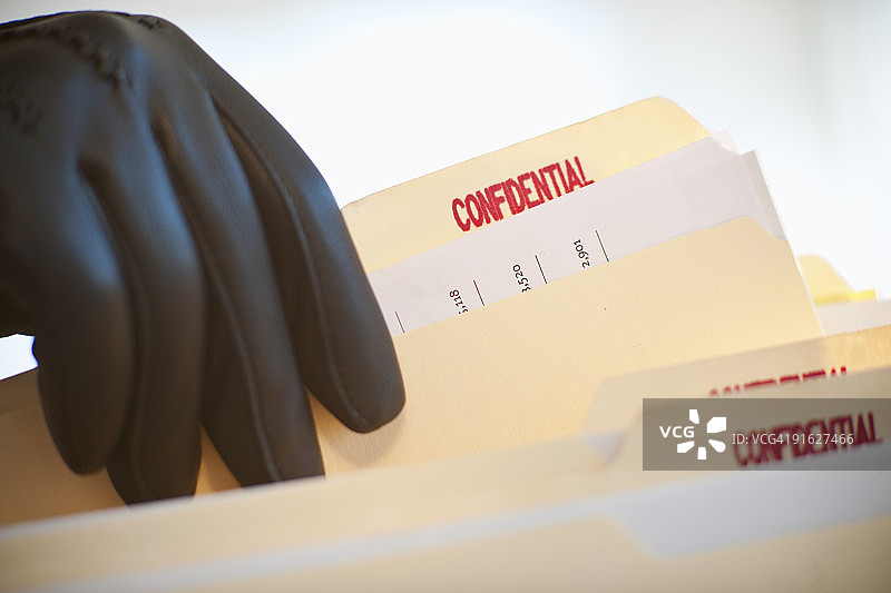 戴手套的手拿着机密文件图片素材