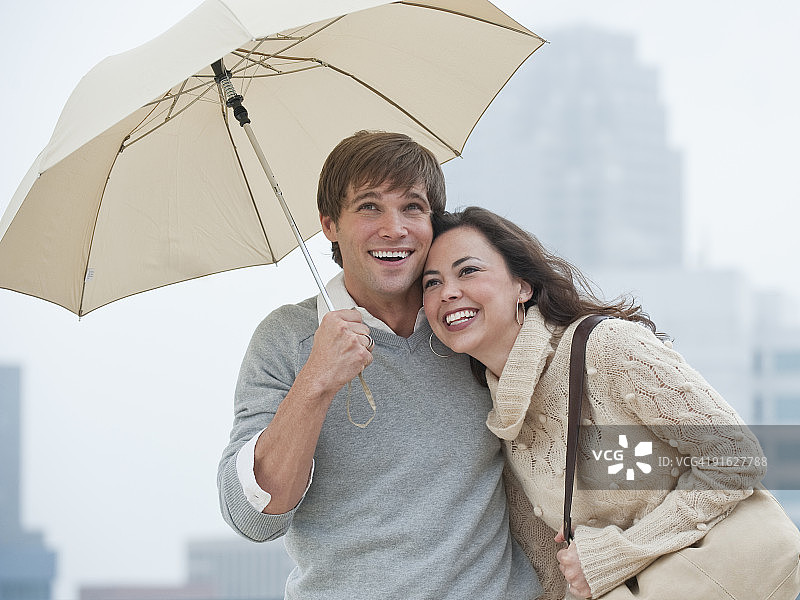 在雨中的户外情侣图片素材