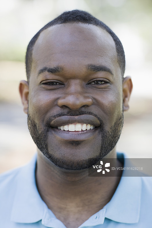 户外微笑的男人图片素材