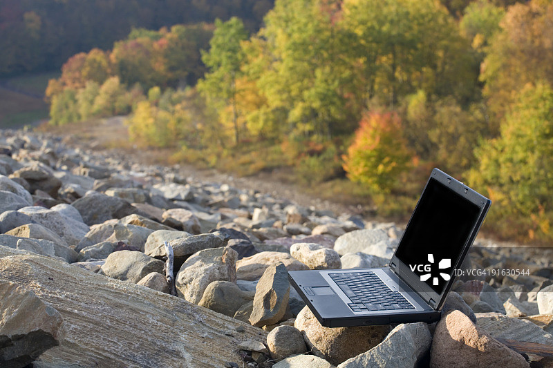 山上的笔记本电脑图片素材