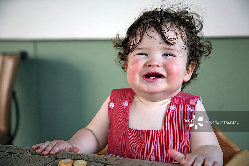 欢笑的男婴图片素材