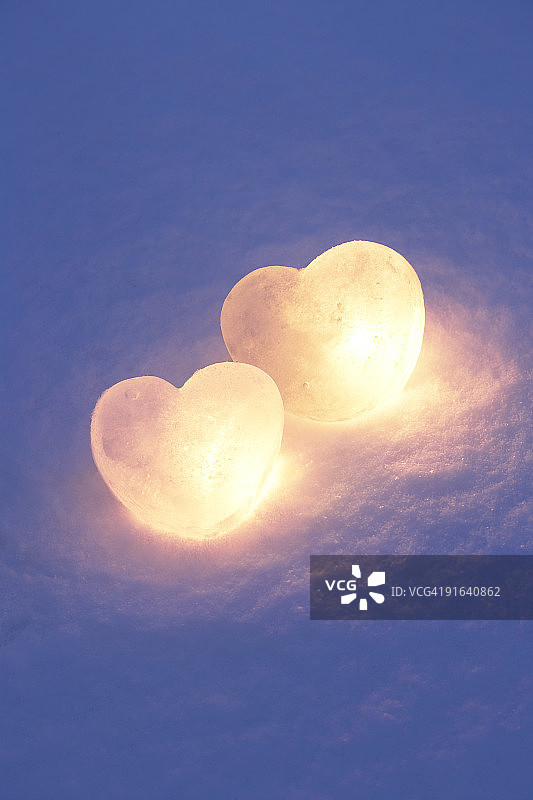 雪地里两个心形雪灯图片素材