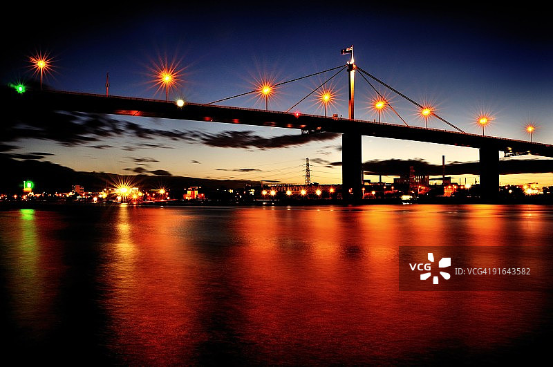 橙色水域上的桥梁图片素材