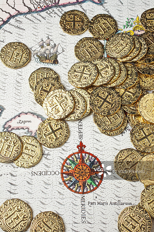 地图上带有玫瑰罗盘的金币图片素材