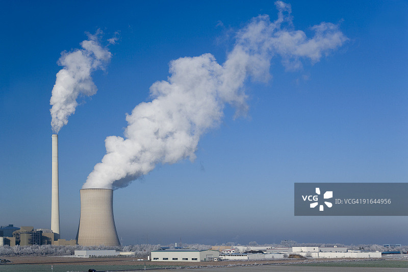 带有蒸汽冷却塔和烟囱的发电厂（超大尺寸）图片素材