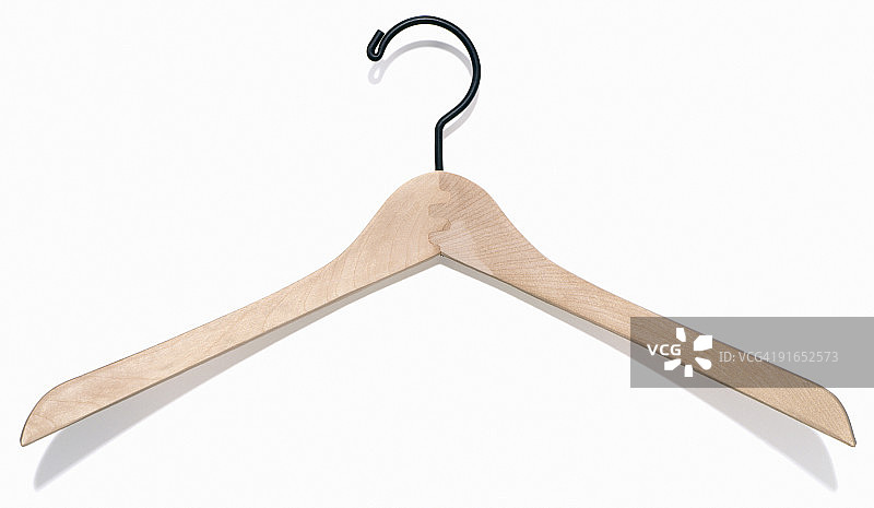 带黑色挂钩的木制衣架图片素材