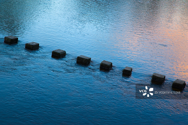 日落时的踏脚石图片素材
