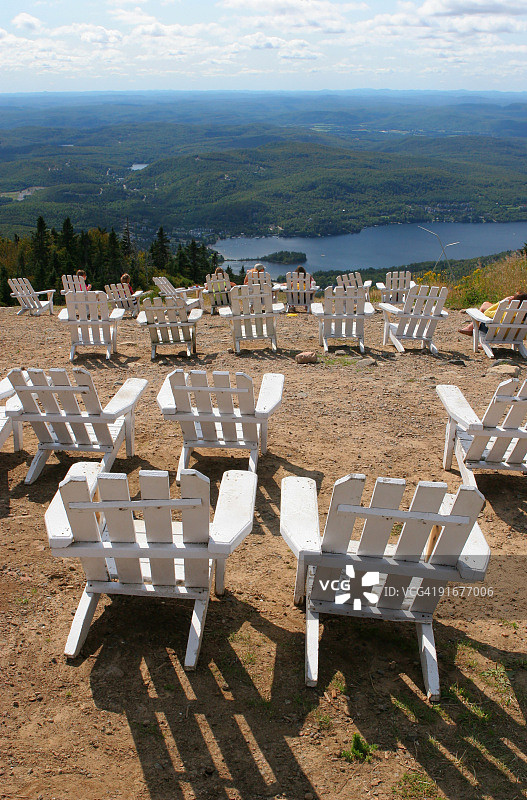 特朗布朗山上的多把白色椅子图片素材