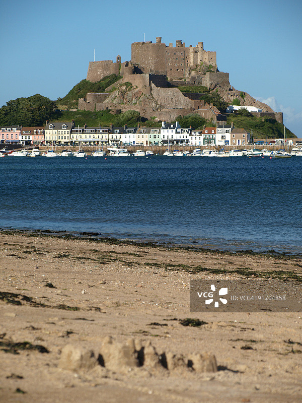从海滩眺望泽西岛戈里城堡图片素材