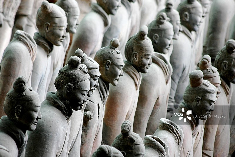 列队站立的兵马俑图片素材