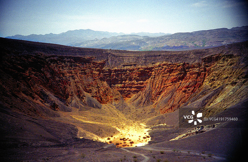 热门破洞图片素材