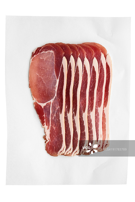 油纸上的生培根肉片图片素材