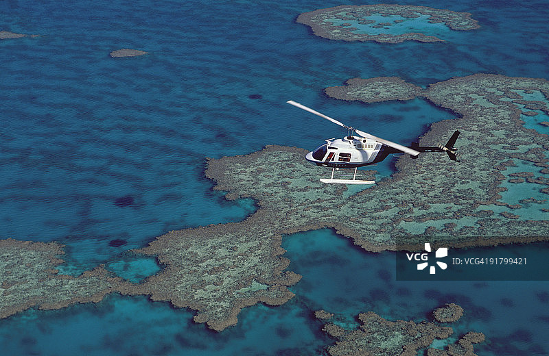 珊瑚礁上空的直升机图片素材