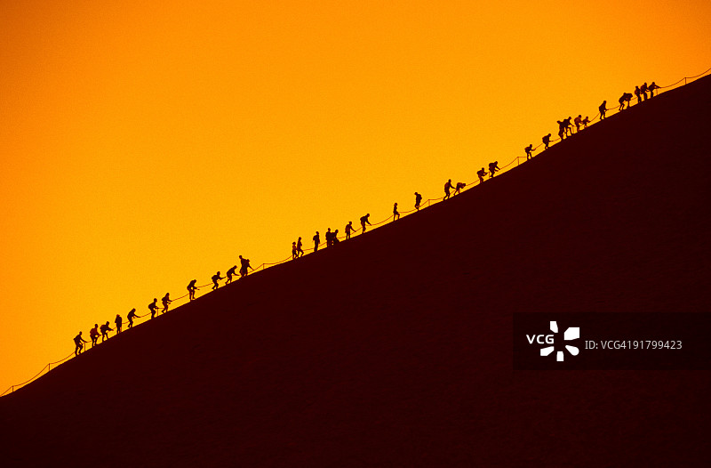 徒步上山的剪影图片素材