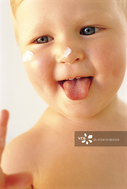 吐舌头的婴儿图片素材
