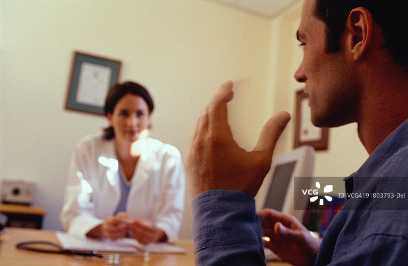 患者在办公室咨询医生图片素材