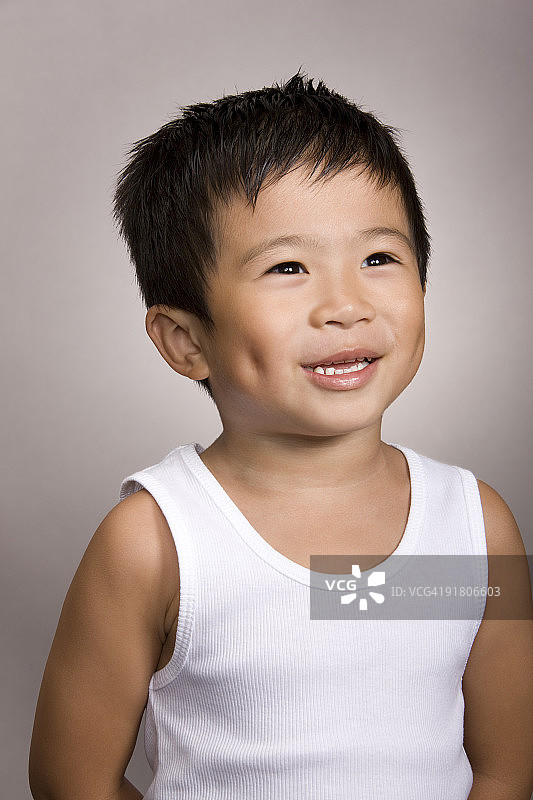 微笑的亚洲男孩肖像图片素材