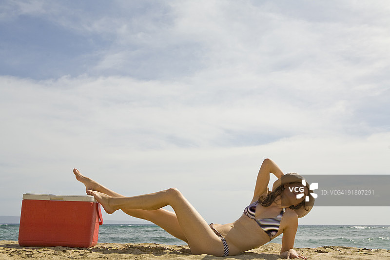 在海滩上的女人们图片素材