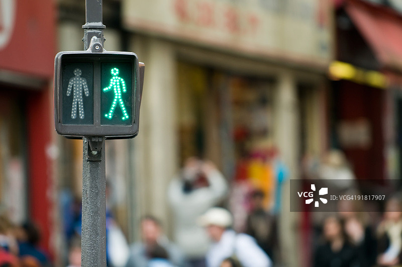 绿灯亮了，走人行道图片素材