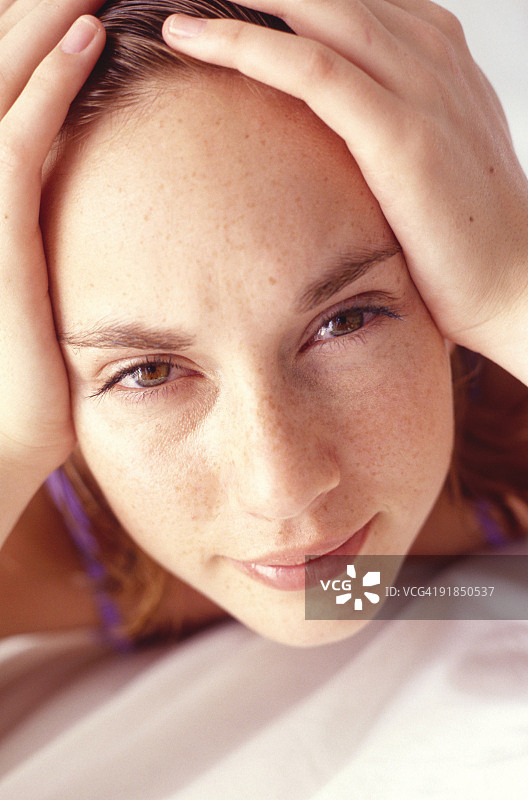 抱着头的女人图片素材