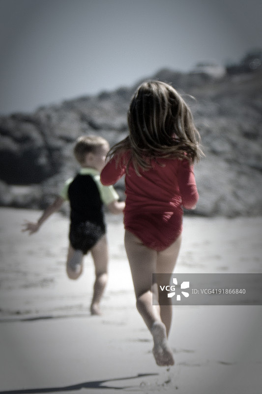 儿童在海滩上奔跑图片素材