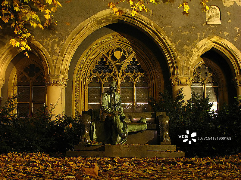 秋日孤身一人图片素材