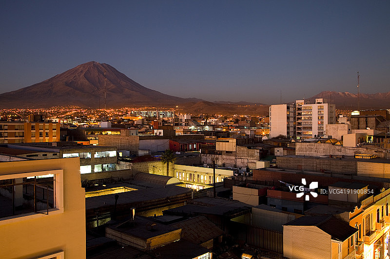 黄昏时分的阿雷基帕和米斯蒂火山图片素材