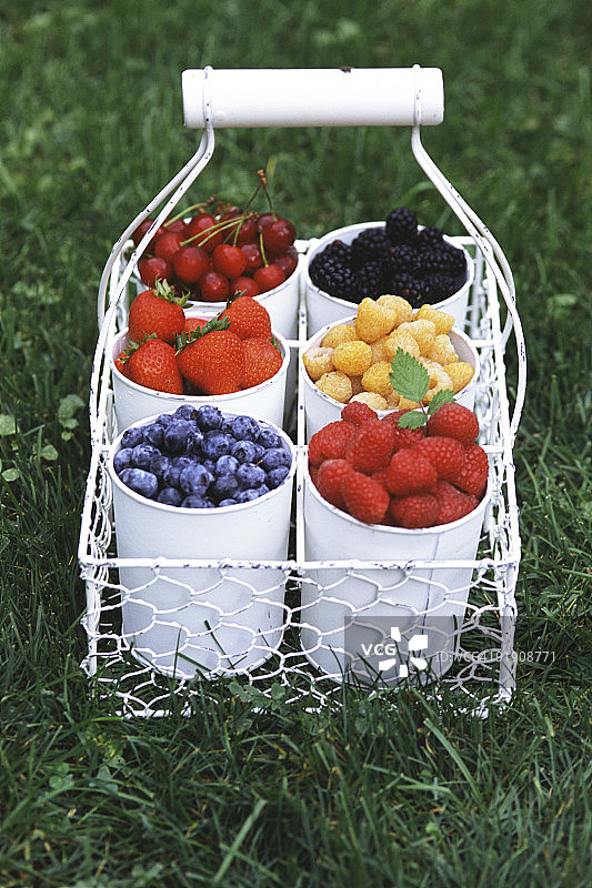 篮子里的新鲜什锦浆果图片素材