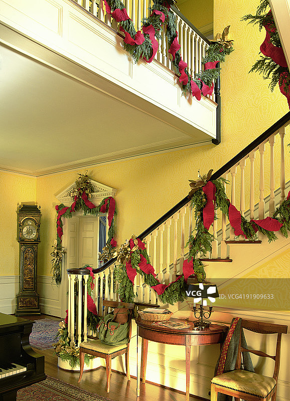 楼梯上的圣诞装饰品图片素材
