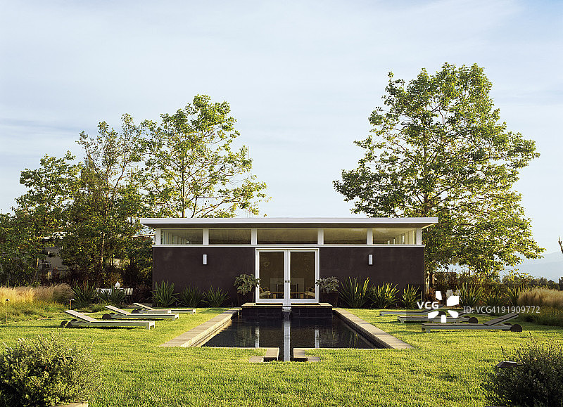 带 reflecting pool 的现代豪华住宅图片素材