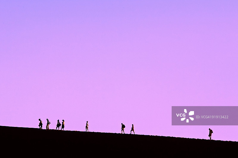 日出时分的撒哈拉沙漠之旅图片素材