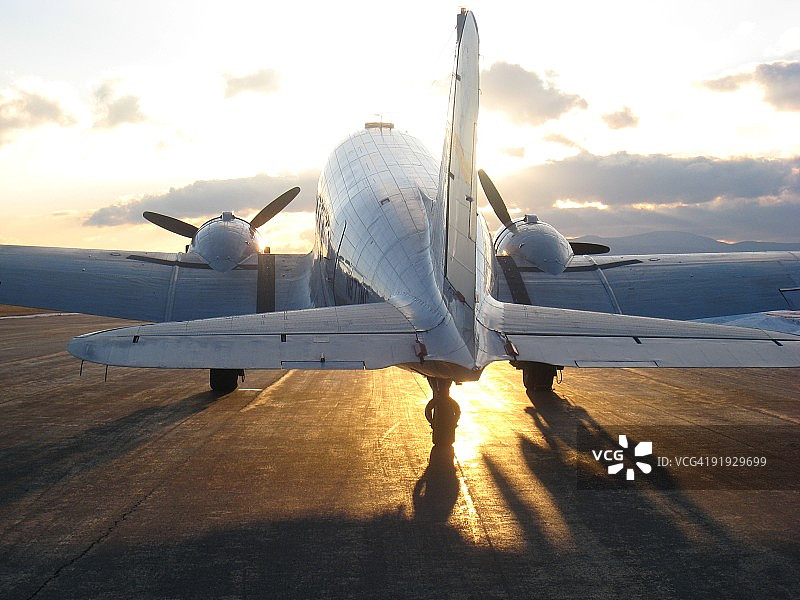 夕阳下的DC-3经典客机图片素材