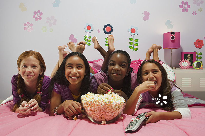 在卧室看电影的小女孩图片素材