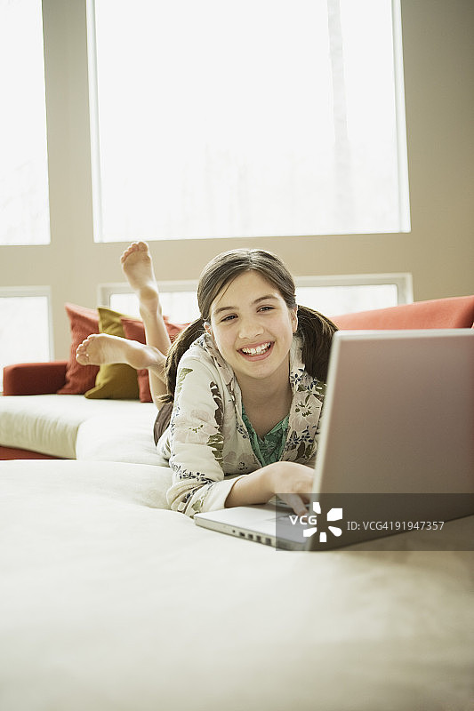 躺在床上用笔记本电脑的女人图片素材