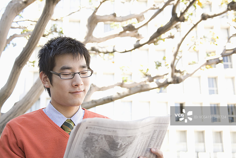 看报纸的人图片素材