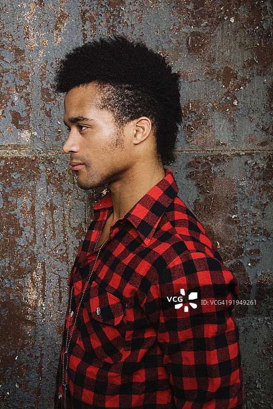 年轻人靠墙站立的特写镜头图片素材