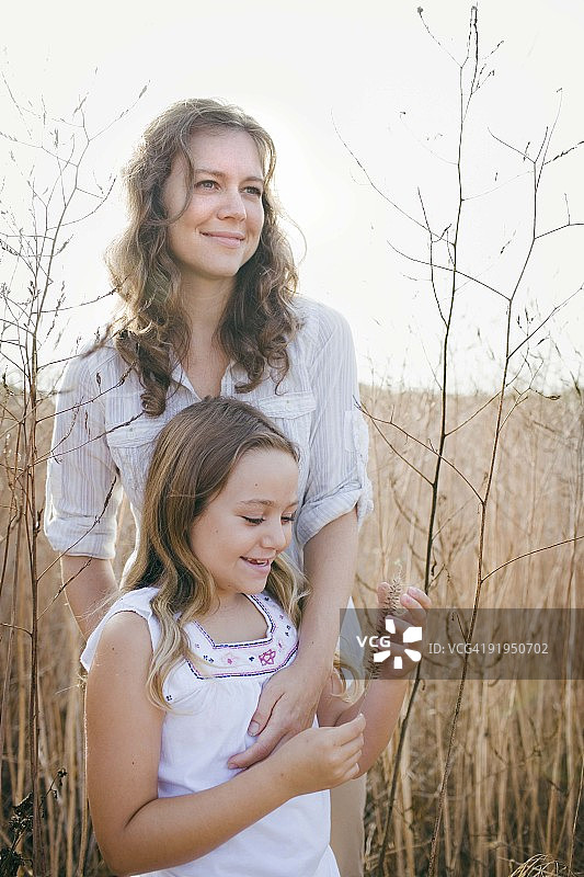 母女在田野里图片素材