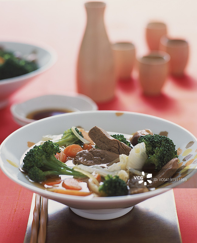 桌上盘子里食物的特写镜头图片素材