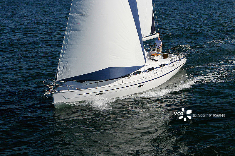 航拍帆船游艇在澳大利亚悉尼北岸皮特沃特航行图片素材