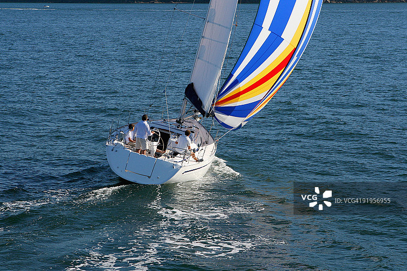 在皮特沃特北岸巡航的彩色三角帆帆船航拍图片素材