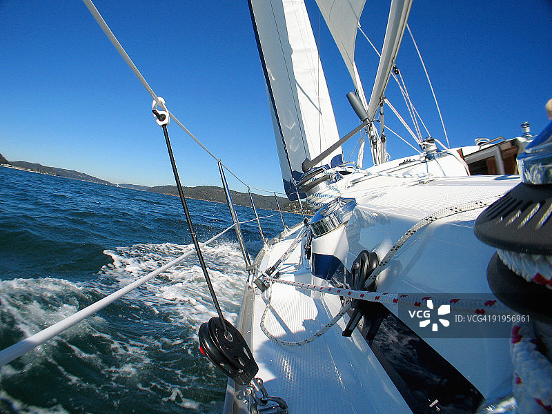 从游艇甲板上看到的悉尼北部皮特沃特景色，澳大利亚图片素材