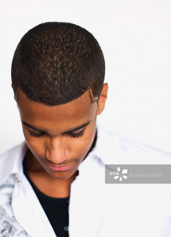 青少年男孩向下看，沉思图片素材