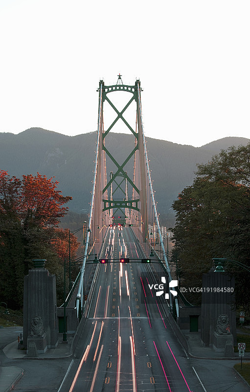 温哥华狮门大桥上的交通图片素材