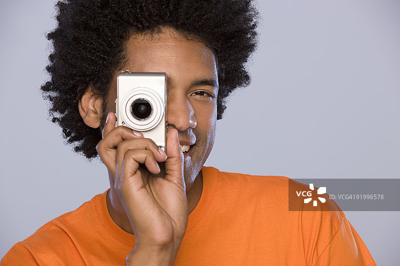 男子用数码相机拍照图片素材